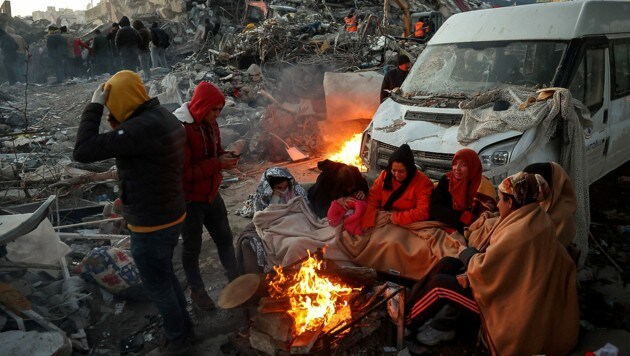 Bei eisiger Kälte müssen Überlebende, die alles verloren haben, im Freien übernachten. (Bild: APA/AFP/Adem ALTAN)