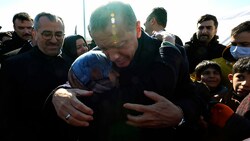 Erdogan versprach den Menschen rasche Hilfe. (Bild: AP)