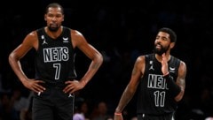 Gleich zwei Superstars sagen adieu: Kevin Durant (l.) und Kyrie Irving. (Bild: APA/Getty Images via AFP/GETTY IMAGES/Sarah Stier)