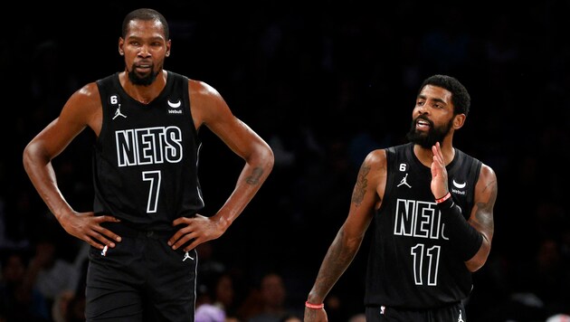 Gleich zwei Superstars sagen adieu: Kevin Durant (l.) und Kyrie Irving. (Bild: APA/Getty Images via AFP/GETTY IMAGES/Sarah Stier)