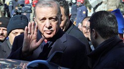 Der türkische Präsident Recep Tayyip Erdogan im Erdbebengebiet (Bild: APA/AFP/ADEM ALTAN)