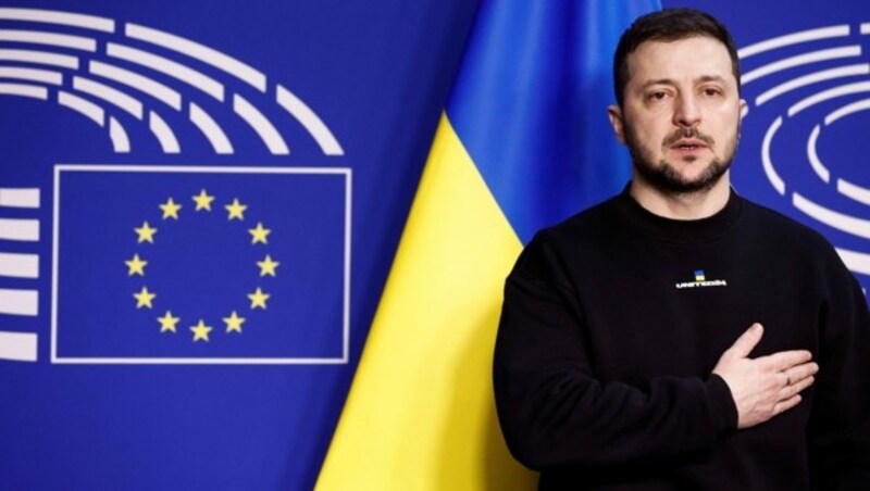 Das Europaparlament hat dem ukrainischen Präsidenten Wolodymyr Selenskyj einen begeisterten Empfang bereitet. (Bild: APA/AFP/Kenzo TRIBOUILLARD)