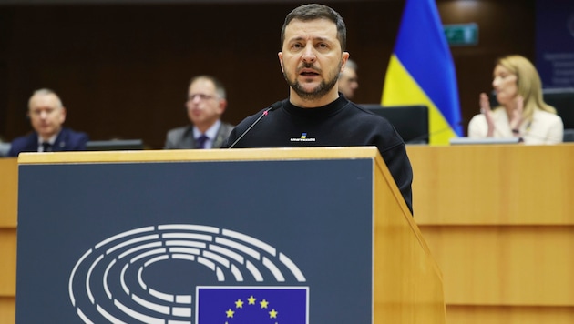 Der ukrainische Präsident Wolodymyr Selenskyj bedankt sich in seiner Rede vor dem EU-Parlament für die Hilfe der EU-Bürger. (Bild: ASSOCIATED PRESS)
