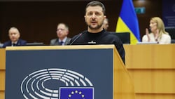 Der ukrainische Präsident Wolodymyr Selenskyj bedankt sich in seiner Rede vor dem EU-Parlament für die Hilfe der EU-Bürger. (Bild: ASSOCIATED PRESS)