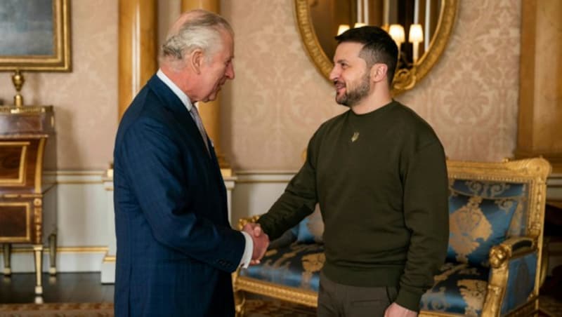 König Charles III. mit Ukraine-Präsident Selenskyj im Buckingham Palace am 8. Feber in London. (Bild: Aaron Chown/Pool via AP)