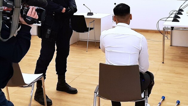 Der Angeklagte (22) im Landesgericht Salzburg (Bild: FRITZ NEUMÜLLER)