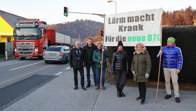 Anrainer, Gemeindepolitiker und Gewerkschafter fordern einen raschen Bau der neuen B70 in Söding-St. Johann. (Bild: Christian Jauschowetz, Krone KREATIV)