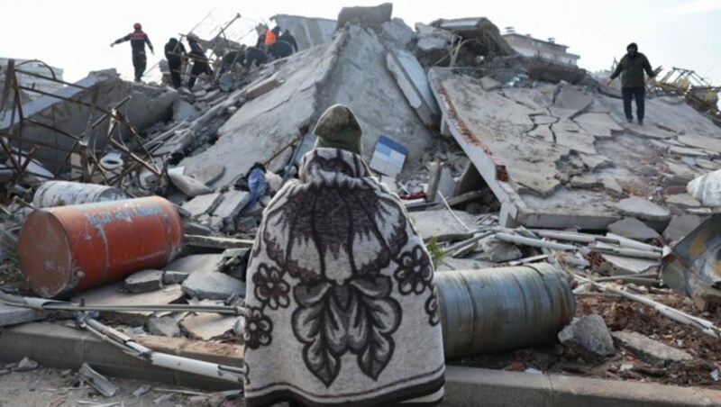 Die Betroffenen in der Türkei und Syrien stehen vor den Trümmern ihrer Existenz - während viele noch um ihre Angehörigen bangen, schwinden die Chancen, weitere Überlebende zu finden, minütlich. (Bild: AFP/Adem ALTAN)