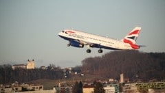 Weil über Jahrzehnte giftiger Löschschaum rechtskonform zum Einsatz gekommen, wird Salzburgs Flughafen tief in die Tasche greifen müssen. (Bild: Tröster Andreas)