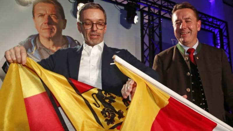 Der Kärnten-Wahlkampf sorgt nun auch für diplomatische Verstimmungen mit Slowenien. Die FPÖ ist aufgrund eines Postings ihrer Jugend in Erklärungsnot. (Bild: APA/GERT EGGENBERGER)