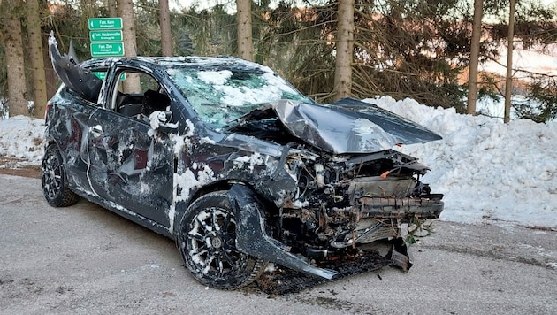 Das verunfallte Auto (Bild: FF Strallegg)