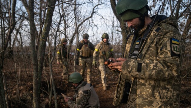 Ein ukrainischer Soldat bekommt Zielkoordinaten an der Frontlinie in Donezk. (Bild: AFP)