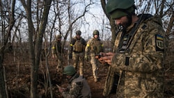 Ein ukrainischer Soldat bekommt Zielkoordinaten an der Frontlinie in Donezk. (Bild: AFP)