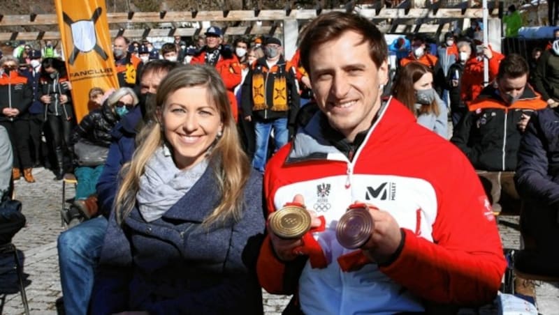 Die Fans von Matthias Mayer hatten viel zu feiern mit ihrem Star, der ihnen gemeinsam mit Frau Claudia erst im Februar 2022 sein drittes Olympia-Gold präsentiert hatte. (Bild: Kuess)