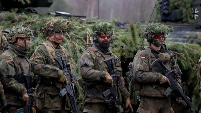 Bundeswehrsoldaten bei einer Übung im Osten Deutschlands (Bild: APA/AFP/Ronny Hartmann)