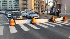 Die Linzer Waldeggstraße wurde für rund eine halbe Stunden gesperrt. (Bild: Letzte Generation Österreich)