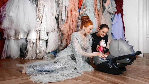 Babygeflüster: Topmodel Barbara Meier bei Star-Designerin Eva Poleschinski in der Mode-Werkstatt (Bild: Doris Himmelbauer)