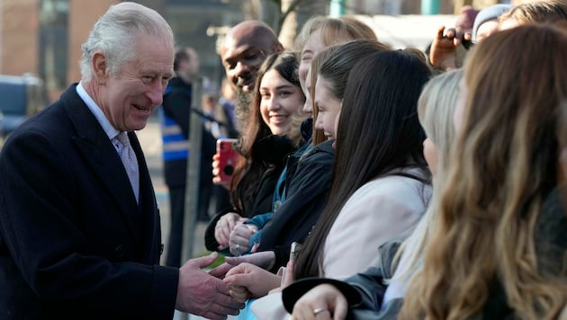 König Charles beim Besuch der University of East London (Bild: APA/AP Photo/Frank Augstein, Pool)