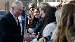 König Charles beim Besuch der University of East London (Bild: APA/AP Photo/Frank Augstein, Pool)