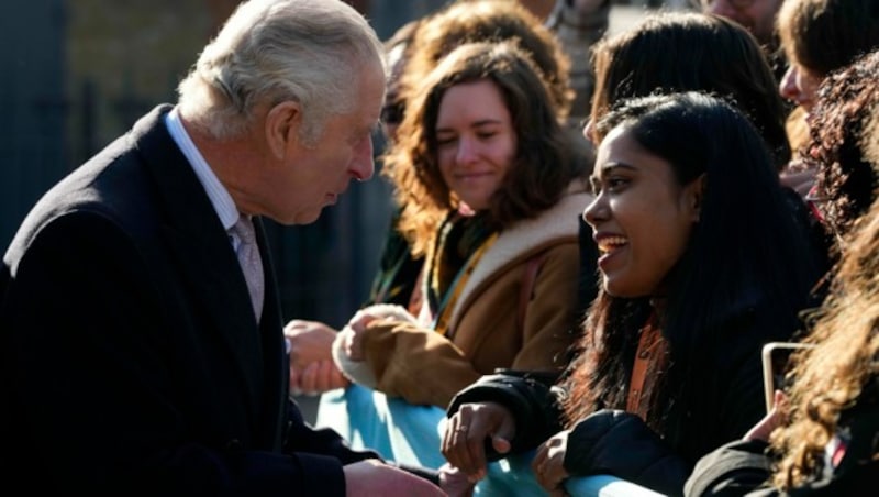 König Charles nahm sich beim Besuch der Universität viel Zeit für die wartenden Zaungäste. Eine Frage nach Harry überrumpelte den Monarchen aber sichtlich. (Bild: APA/AP Photo/Frank Augstein, Pool)