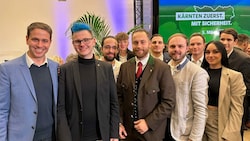 Philipp Kamnig (Dritter von links in der vorderen Reihe) mit seiner jungen FPÖ beim Wahlkampfauftakt in Klagenfurt (Bild: Jennifer Kapellari)