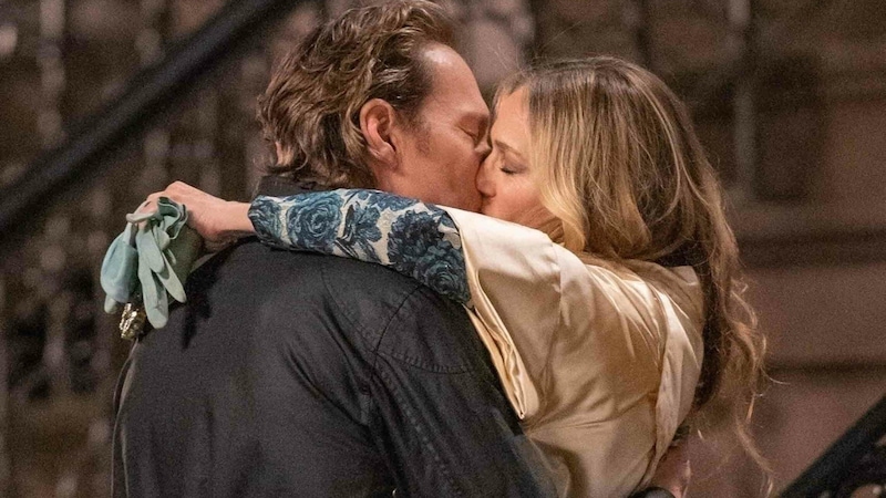 The fans of "And Just Like That ..." are freaking out: Carrie (Sarah Jessica Parker) kisses Aidan (John Corbett) again. (Bild: www.PPS.at)