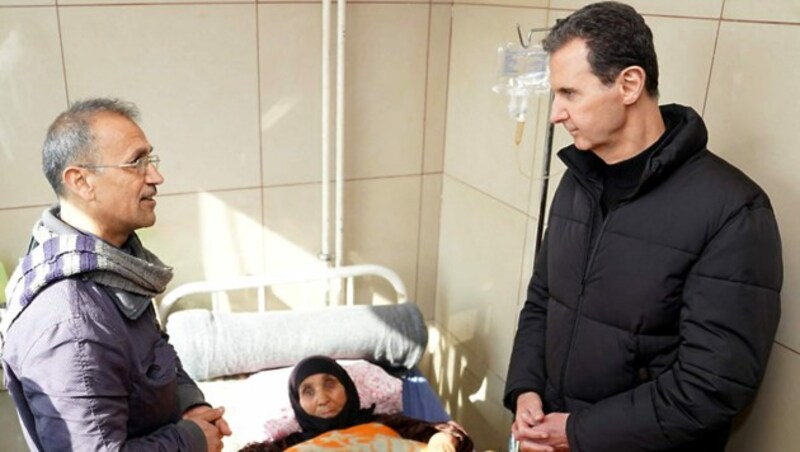 Syriens Präsident Bashar al-Assad besuchte Erdbebenopfer in Aleppo. (Bild: APA/AFP/SANA)