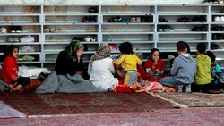 Obdachlos gewordene syrische Familien in einer Moschee in der Provinz Latakia (Bild: APA/AFP/LOUAI BESHARA)