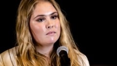 Kronprinzessin Amalia sprach während der Karibik-Reise mit ihren Eltern offen über ihr Leben seit den Drohungen der Mafia. (Bild: Remko de Waal / ANP / picturedesk.com)