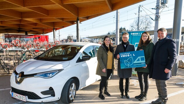 Landesrat Daniel Zadra, Lustenaus Bürgermeister Kurt Fischer, Smart-Mobility-Projektleiterin Verena Seethaler-Steindl und Katharina Schwendinger, Radverkehrsbeauftragte des Landes. (Bild: VLK/Bernd Hofmeister)