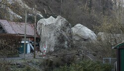 Felsbrocken, so groß wie Einfamilienhäuser, donnerten am Mittwoch in die Tiefe. Die Aufräumarbeiten dauern an. (Bild: Lauber/laumat.at Matthias)