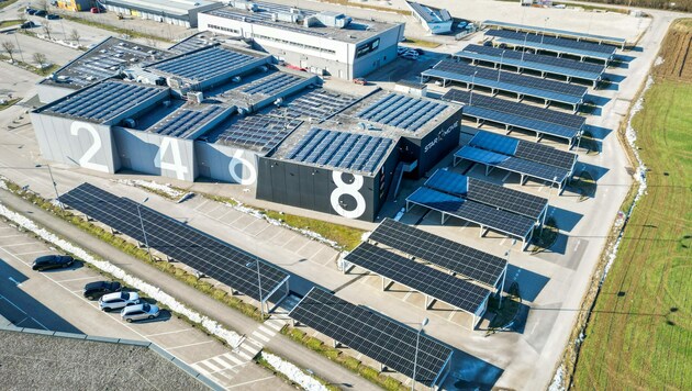 Von den rund 500 Gratisparkplätzen rund um das Star-Movie-Kino in Regau sind nun 168 überdacht und mit einer Photovoltaikanlage ausgestattet. (Bild: Markus Wenzel)