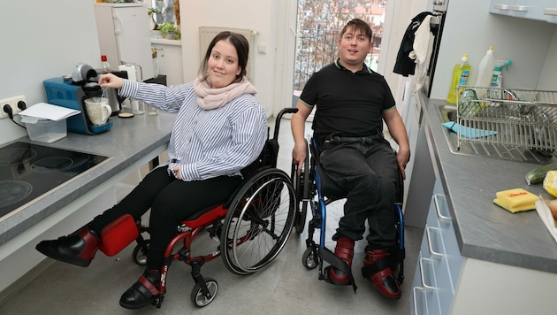Jana Fischer und Lukas Schuster leben seit vier Jahren gemeinsam in einer inklusiven WG. Hilfe brauchen sie im Alltag kaum. (Bild: Jauschowetz Christian)