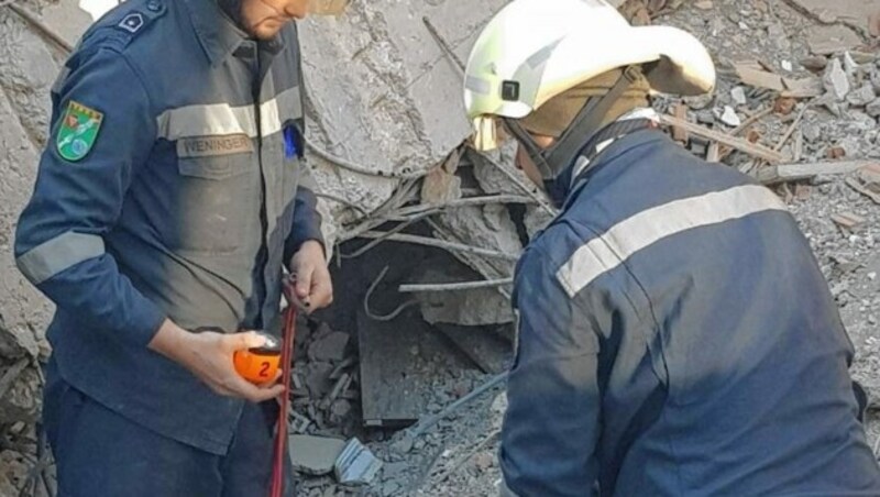 Mit modernstem Gerät versuchen Spezialkräfte des Bundesheeres, verschüttete Opfer zu orten, um sie dann möglichst behutsam aus den Trümmern bergen zu können. (Bild: Bundesheer)