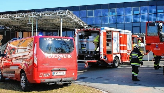 Die Freiwillige Feuerwehr Kaindorf rückte zur Schule aus (Bild: Feuerwehr Kaindorf)