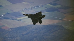 Ein US-Kampfjet F-22 - wie auf diesem Symbolfoto - holte das rätselhafte Flugobjekt vom Himmel über Alaska. (Bild: AFP )