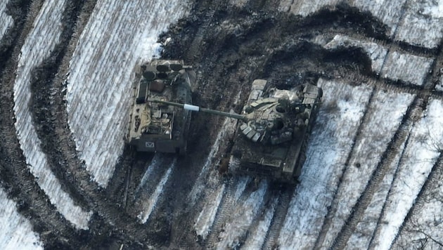 Demolierte russische Panzer vor der umkämpften ukrainischen Stadt Wuhledar (Bild: AP)