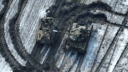 Demolierte russische Panzer vor der umkämpften ukrainischen Stadt Wuhledar (Bild: AP)