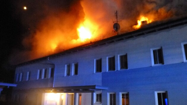 Als die Feuerwehren eintrafen, schlugen die Flammen aus dem Dachstuhl des Hauses in St. Martin im Innkreis. (Bild: Ff Forchtenau)
