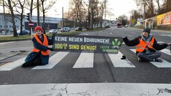 Im Februar klebten sich die Aktivisten auf die Waldeggstraße. (Bild: Letzte Generation Österreich)