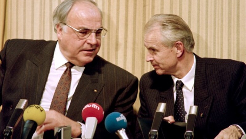 Kanzler Helmut Kohl (l.) und Hans Modrow 1989 in Dresden (Bild: PATRICK HERTZOG / AFP)