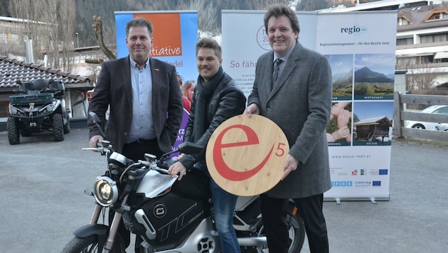 BM Josef Knabl, E-Moped-Fan Clemens Markt und LR René Zumtobel (v.l.) hoffen, dass die Jugend auf „E“ abfährt. (Bild: Daum Hubert)