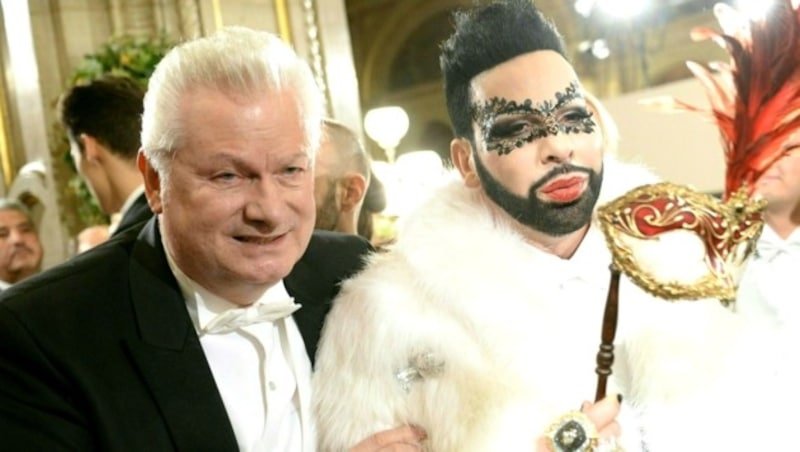 Modeschöpfer Harald Glööckler (r.) und Dieter Schroth (l.) 2015 am Wiener Opernball. (Bild: APA/ROLAND SCHLAGER)