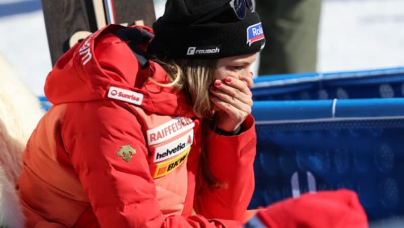 Jasmine Flury konnte im Zielraum ihr Gold-Glück kaum glauben. (Bild: AP)