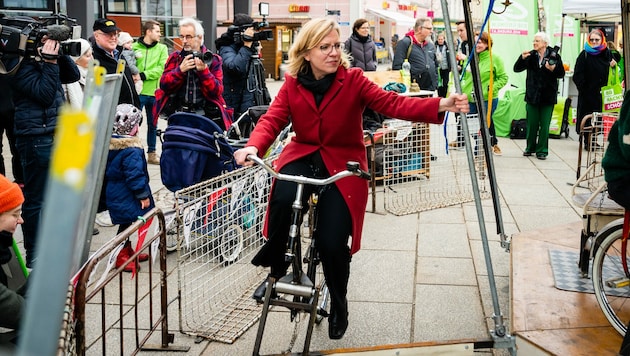 Die Grüne Ministerin Leonore Gewessler mag naturgemäß das Fahrrad. (Bild: APA/DIE GRÜNEN NIEDERÖSTERREICH)