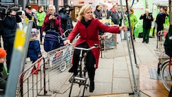 Die Grüne Ministerin Leonore Gewessler mag naturgemäß das Fahrrad. (Bild: APA/DIE GRÜNEN NIEDERÖSTERREICH)