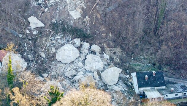 Mehr als 1000 Kubikmeter Gestein stürzten in die Tiefe, der Garten der Familie ist kaum noch zu erkennen. (Bild: Einöder Horst)