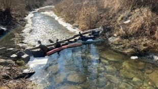 Die Feuerwehr errichtete eine Ölsperre, wie hier auf diesem Symbolbild. (Bild: APA/FF RAABA)