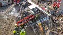 Mit Leitern gelangten die Feuerwehrleute ins Innere des umgestürzten Busses. Ein Bergekorb diente anschließend dazu, die „Verletzten“ Businsassen sicher aus der Gefahrenzone zu bringen. (Bild: Bezirksfeuerwehrkommando EU)