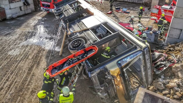 Mit Leitern gelangten die Feuerwehrleute ins Innere des umgestürzten Busses. Ein Bergekorb diente anschließend dazu, die „Verletzten“ Businsassen sicher aus der Gefahrenzone zu bringen. (Bild: Bezirksfeuerwehrkommando EU)